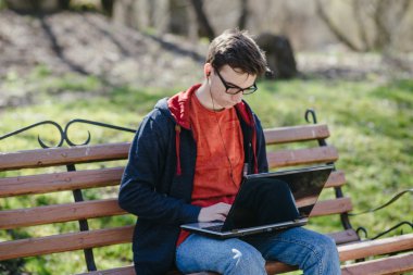 Becerikli alet ile adam