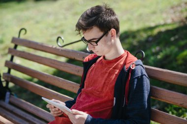 Becerikli alet ile adam