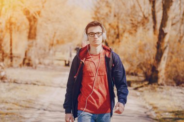 Becerikli alet ile adam