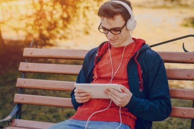 Becerikli alet ile adam