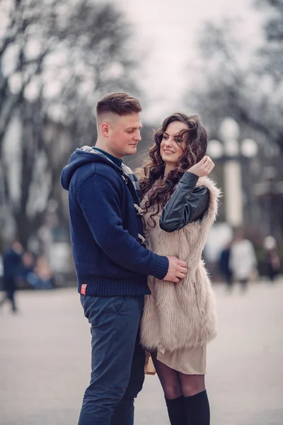 Casal apaixonado na primavera — Fotografia de Stock