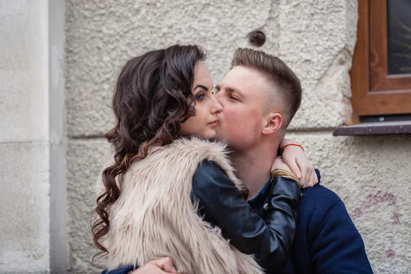 Casal apaixonado na primavera — Fotografia de Stock