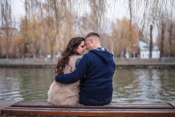 Casal apaixonado na primavera — Fotografia de Stock