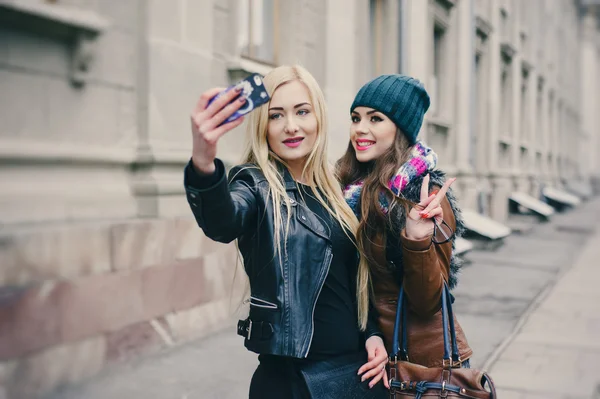 Meninas de moda bonita ao ar livre — Fotografia de Stock