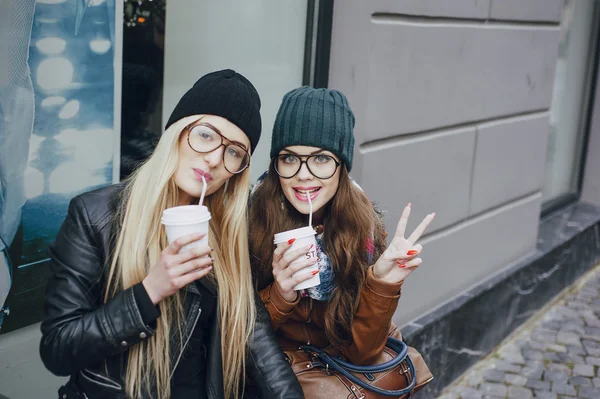 Hermosas chicas de moda al aire libre —  Fotos de Stock