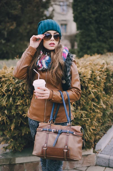 Hermosas chicas de moda al aire libre — Foto de Stock