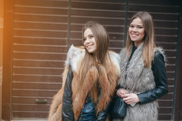 Mooie meisjes op straat — Stockfoto