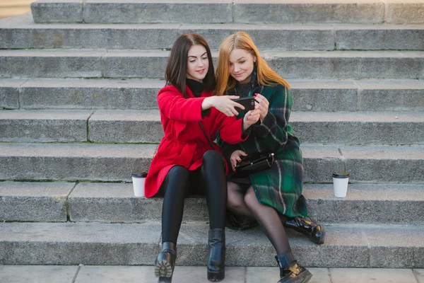 Deux filles avec gadget — Photo