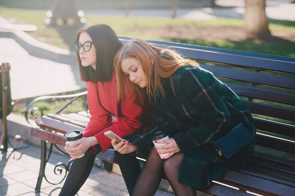 Deux filles avec gadget — Photo