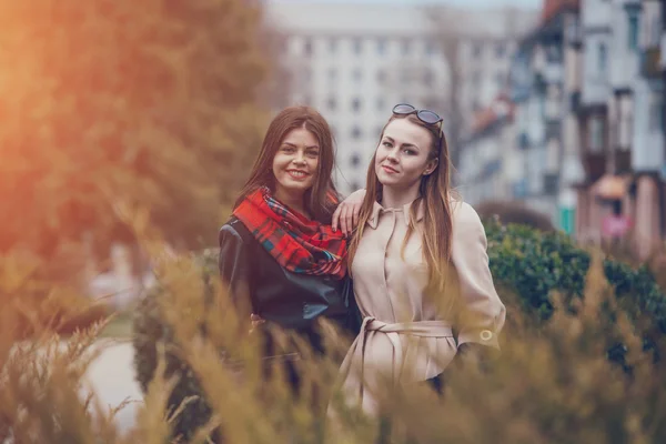 Belle ragazze su una passeggiata — Foto Stock