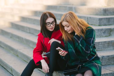 İki kız ile becerikli alet