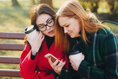 İki kız ile becerikli alet