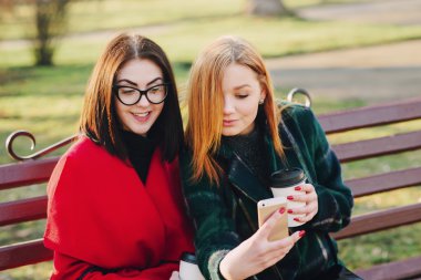 İki kız ile becerikli alet