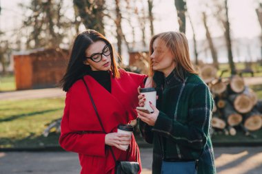 İki kız ile becerikli alet