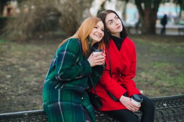 İki kız ile becerikli alet