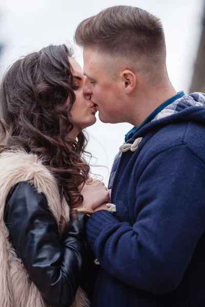 Casal apaixonado na primavera — Fotografia de Stock