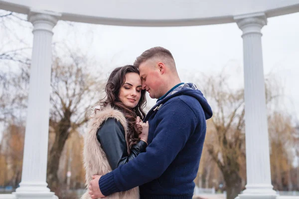 Casal apaixonado na primavera — Fotografia de Stock