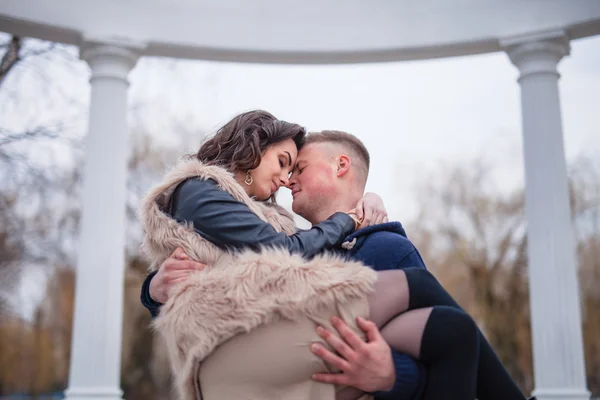 Pareja enamorada en primavera — Foto de Stock