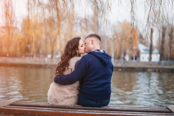 Casal apaixonado na primavera — Fotografia de Stock