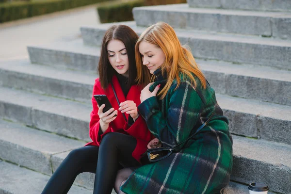 Due ragazze con gadget — Foto Stock