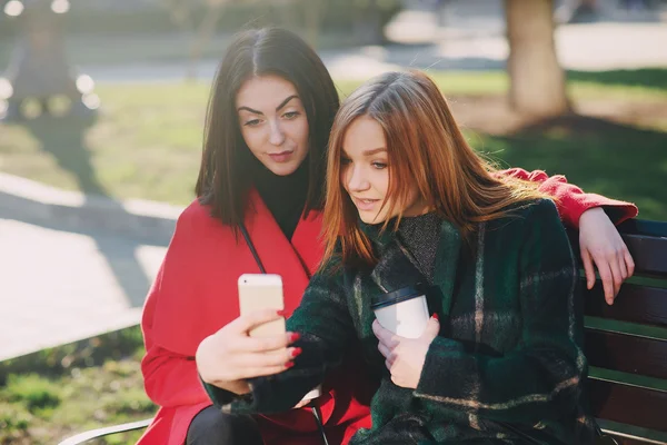 Dos chicas con gadget —  Fotos de Stock