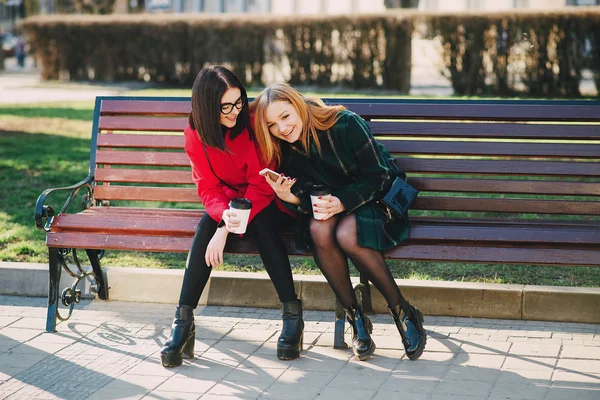 Due ragazze con gadget — Foto Stock