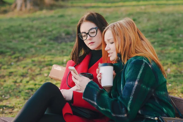 Due ragazze con gadget — Foto Stock