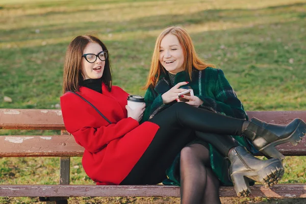 Duas meninas com gadget — Fotografia de Stock