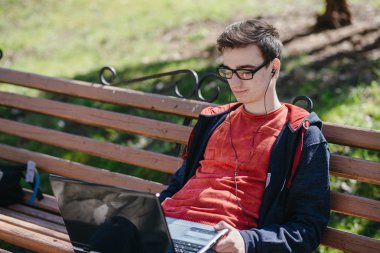 Becerikli alet ile adam