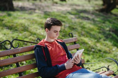 Becerikli alet ile adam