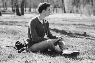 Becerikli alet ile adam