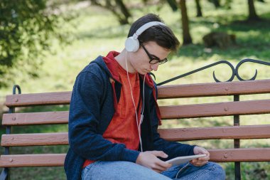 Becerikli alet ile adam