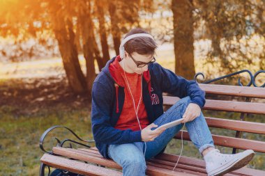 Becerikli alet ile adam