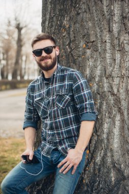 Adam aracı ve gözlük