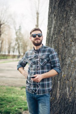 Adam aracı ve gözlük