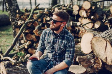 Adam aracı ve gözlük