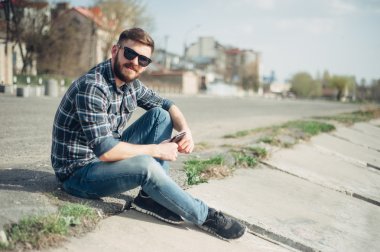 Adam aracı ve gözlük