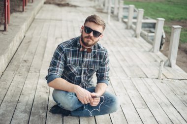 Adam aracı ve gözlük