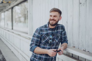 Adam aracı ve gözlük