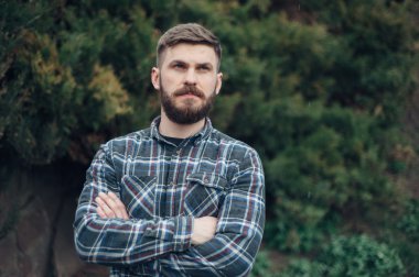 Adam aracı ve gözlük