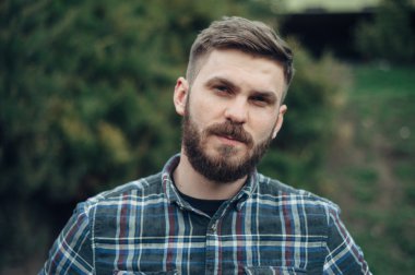 Adam aracı ve gözlük