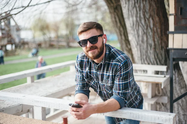 Uomo con gadget e occhiali — Foto Stock