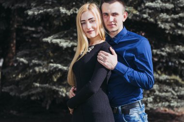 güzel çift sokakta