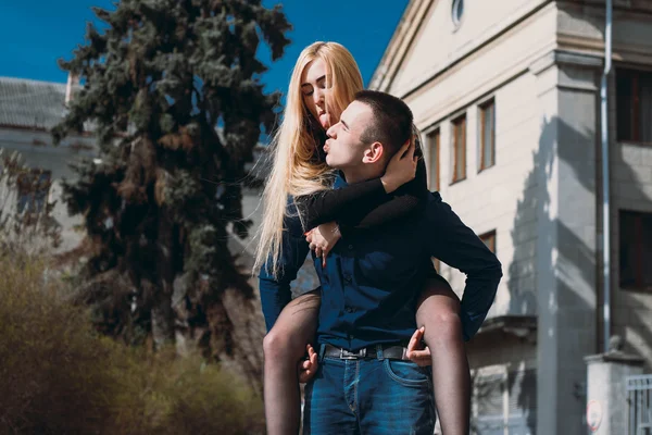 Hermosa pareja en la calle —  Fotos de Stock