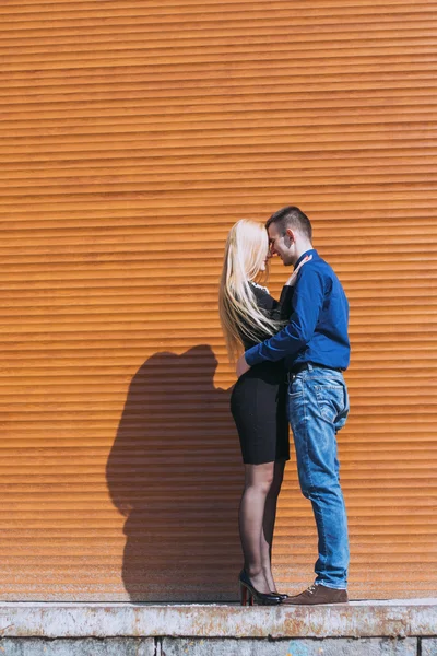 Hermosa pareja en la calle —  Fotos de Stock