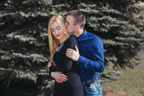 Beautiful couple on the street — Stock Photo, Image