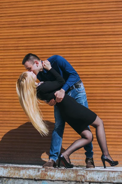 Hermosa pareja en la calle —  Fotos de Stock