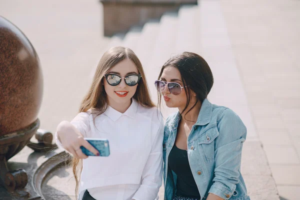 Twee meisjes outdor — Stockfoto