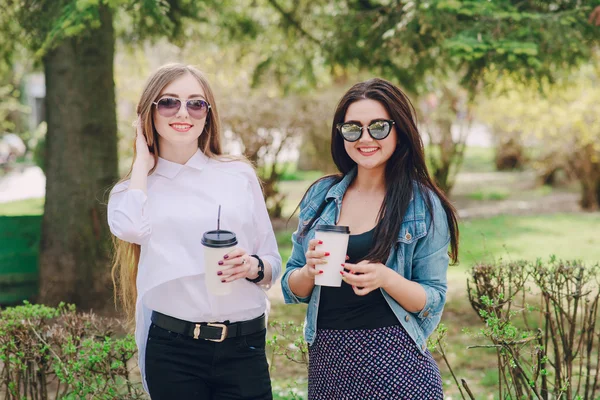 Twee meisjes outdor — Stockfoto