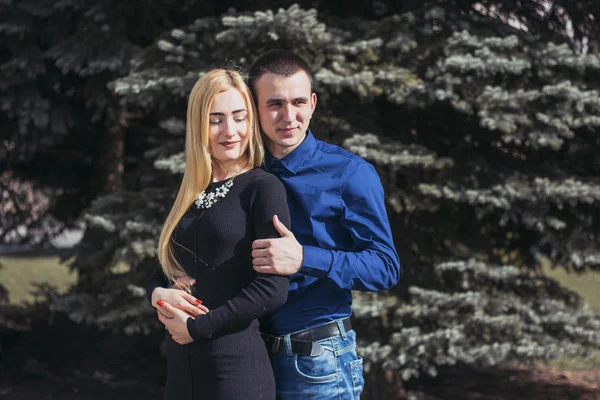 Beautiful couple on the street — Stock Photo, Image